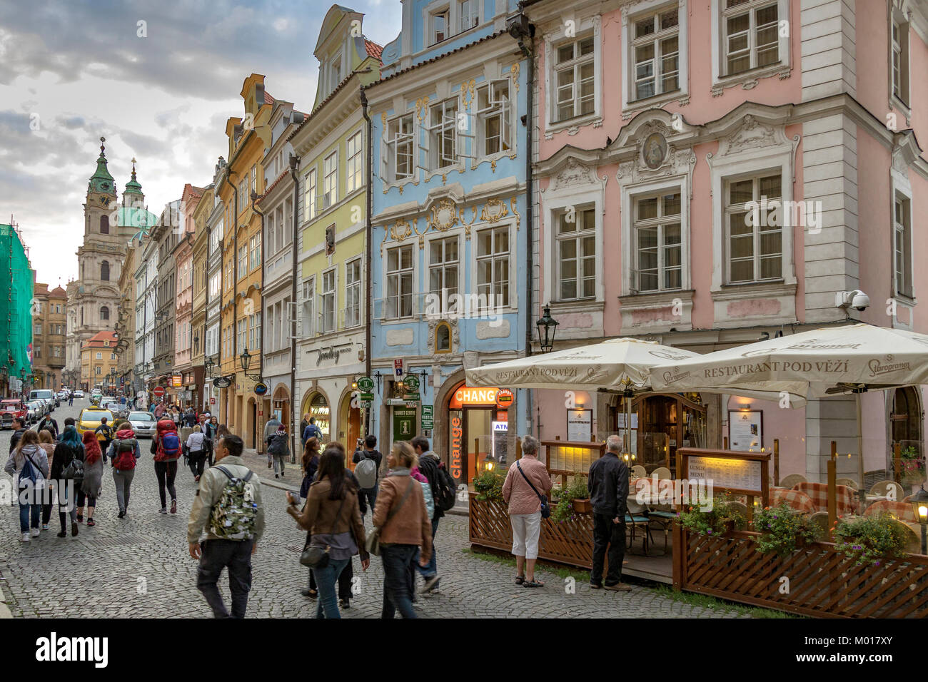 I turisti ed i visitatori a piedi passato allestita edifici su Mostecka una strada a ciottoli vicino al Ponte di Carlo,Lesser Town , Praga Repubblica Ceca Foto Stock