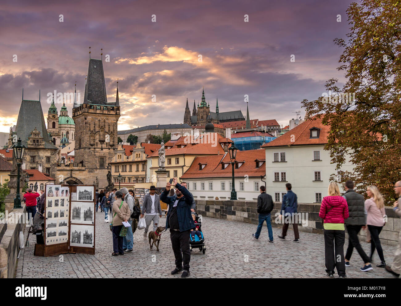 I turisti ed i visitatori di passeggiare sul Ponte Carlo al tramonto , la navigazione opera d'arte regali e souvenir sulla vendita di Praga , Repubblica Ceca Foto Stock