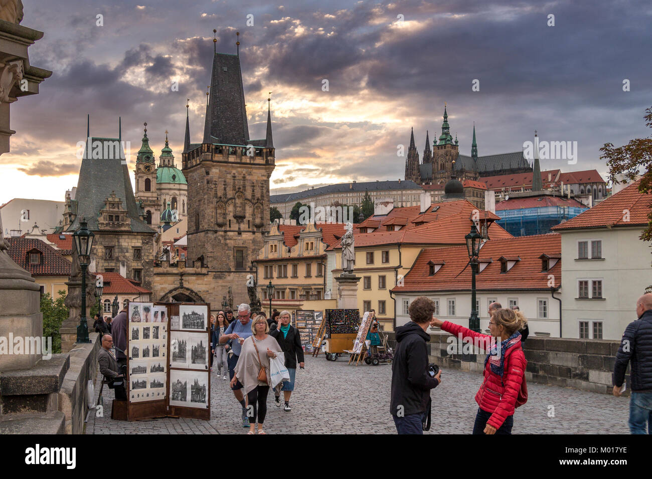 I turisti ed i visitatori di passeggiare sul Ponte Carlo al tramonto , la navigazione opera d'arte regali e souvenir sulla vendita di Praga , Repubblica Ceca Foto Stock