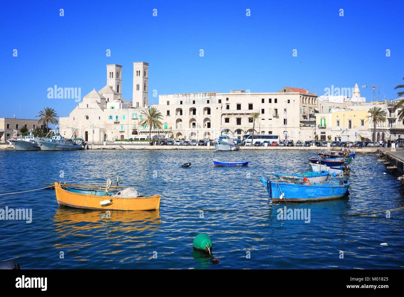 Molfetta Città in Puglia, Italia. Molfetta barche da pesca porto Foto stock  - Alamy
