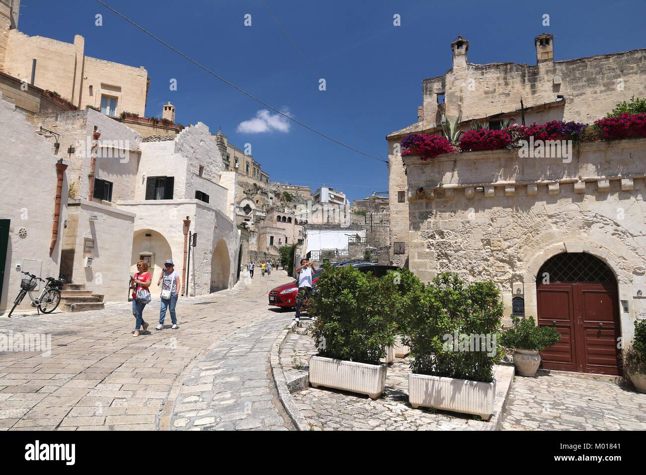 MATERA, Italia - Giugno 4, 2017: la gente visita i distretti dei Sassi di Matera, Italia. La Città Vecchia è elencato come un patrimonio mondiale dell UNESCO. Foto Stock