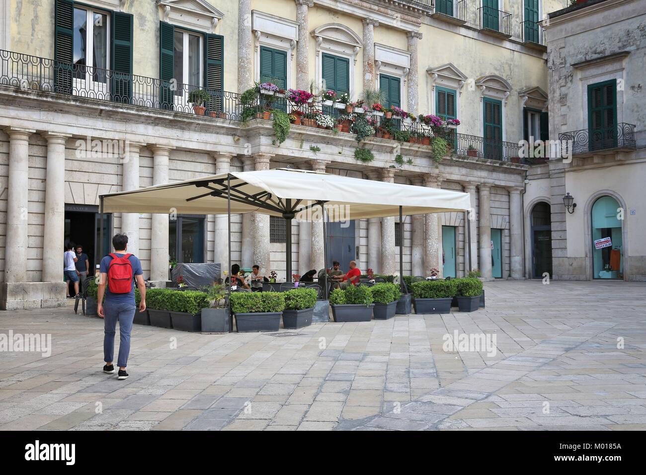 ALTAMURA, Italia - Giugno 4, 2017: persone visitare la vecchia città di Altamura in Italia. Altamura è una delle principali città della Puglia, con una popolazione di 70,556. Foto Stock