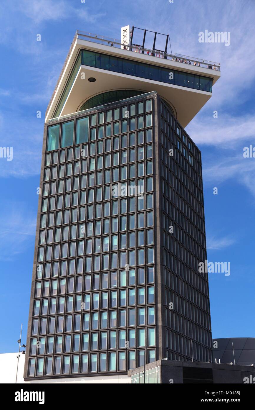 AMSTERDAM, Paesi Bassi - 9 Luglio 2017: un'dam Toren edificio di Amsterdam, Paesi Bassi. Il forte rialzo è stato disegnato da Arthur Staal e dispone di un obse Foto Stock