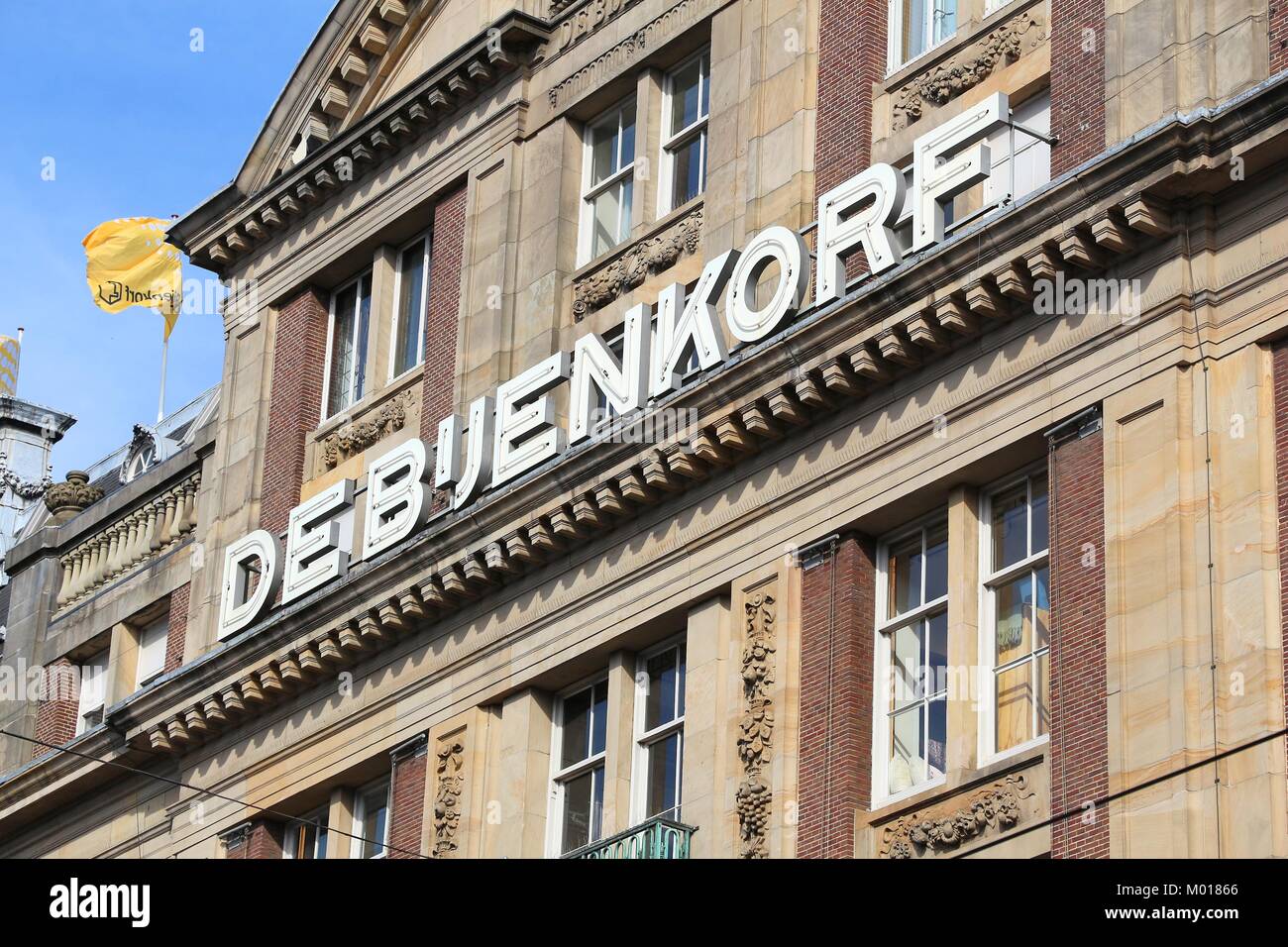 AMSTERDAM, Paesi Bassi - 9 Luglio 2017: De Bijenkorf flagship department store in Amsterdam, Paesi Bassi. De Bijenkorf è una catena olandese di alta fine dep Foto Stock