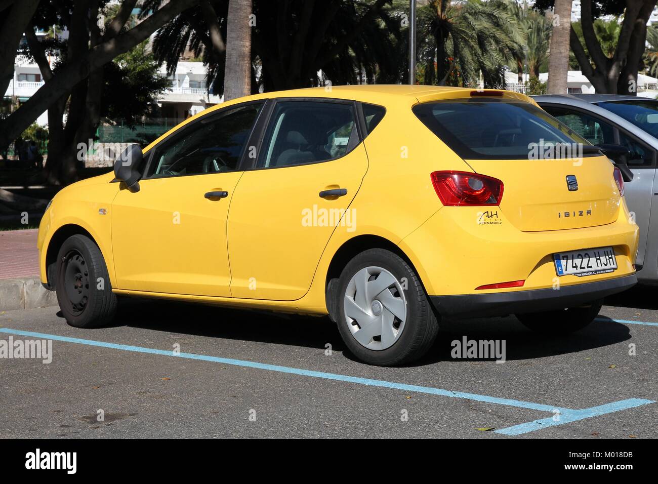 GRAN CANARIA, Spagna - 2 dicembre 2015: Seat Ibiza parcheggiata in Gran Canaria, Spagna. La sede è parte del gruppo Volkswagen, la terza più grande costruttore di automobili con 9,7 mil Foto Stock