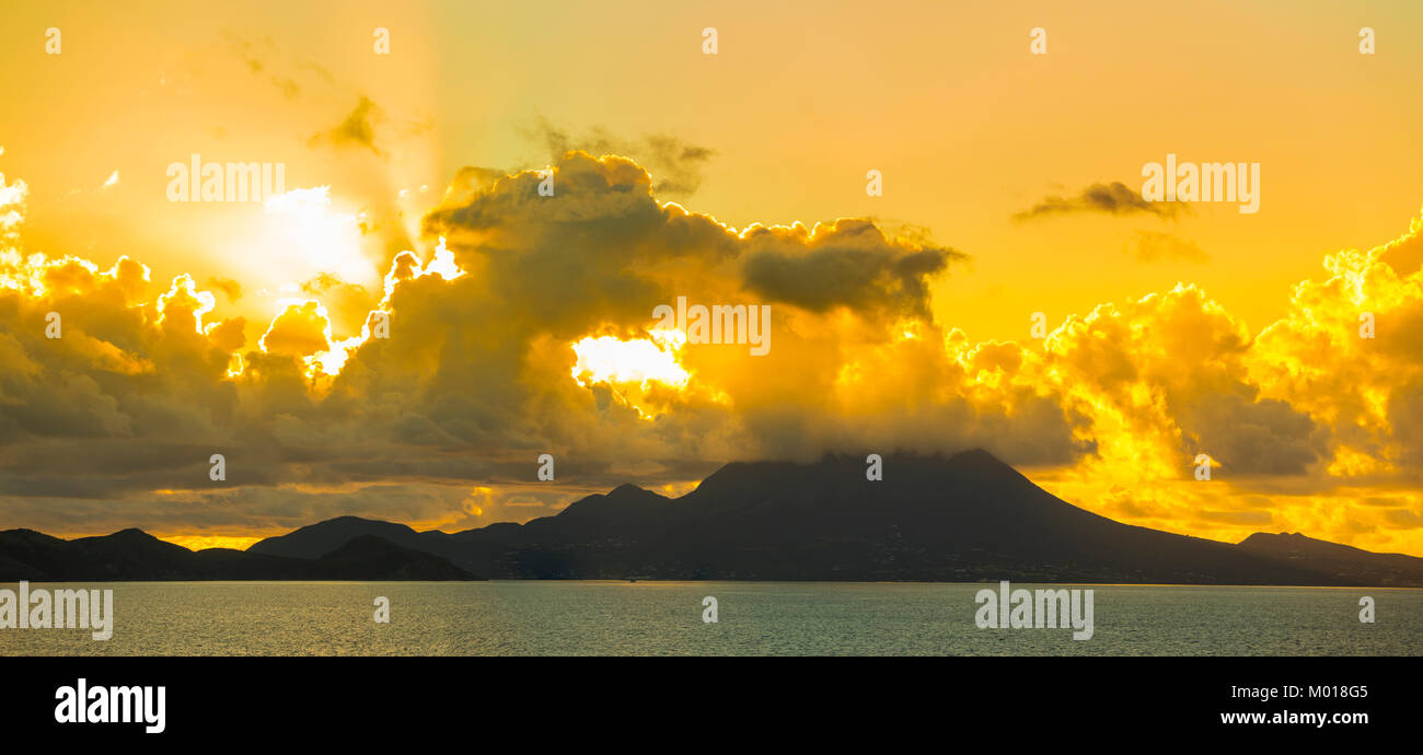 Vista di St Kitts e Nevis all'alba dall'oceano. Foto Stock