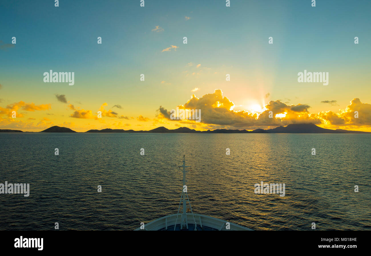 Vista di St Kitts e Nevis dalla prua di una nave all'alba. Foto Stock