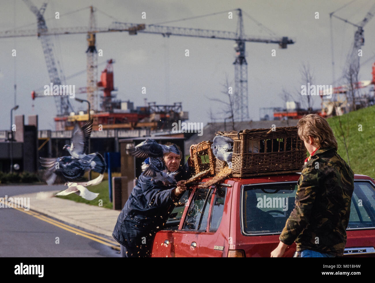 Gateshead, Tyne and Wear, Inghilterra. 1985 scansioni eseguite nel 2018 Gateshead è una città in Tyne and Wear, Inghilterra, sulla sponda meridionale del Fiume Tyne opposta a Newcastle upon Tyne. Gateshead e Newcastle sono unite da sette ponti sul Tyne residenti di Gateshead, come il resto di Tyneside, sono indicati come Geordies. Negli anni ottanta quando questa fotografia è stata realizzata non vi era grave povertà e disoccupazione in zona. Foto Stock