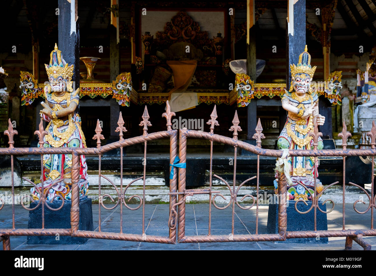 Grill gate e statue al santuario di Gunung Kawi Sebatu tempio ("Pura'), Bali, Indonesia. Foto Stock