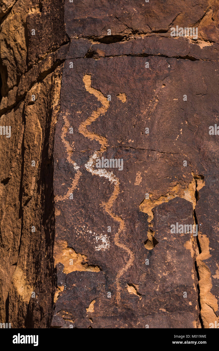 Petroglyph mostra snake sulle pareti di pietra arenaria di Nine Mile Canyon dello Utah, Stati Uniti d'America Foto Stock