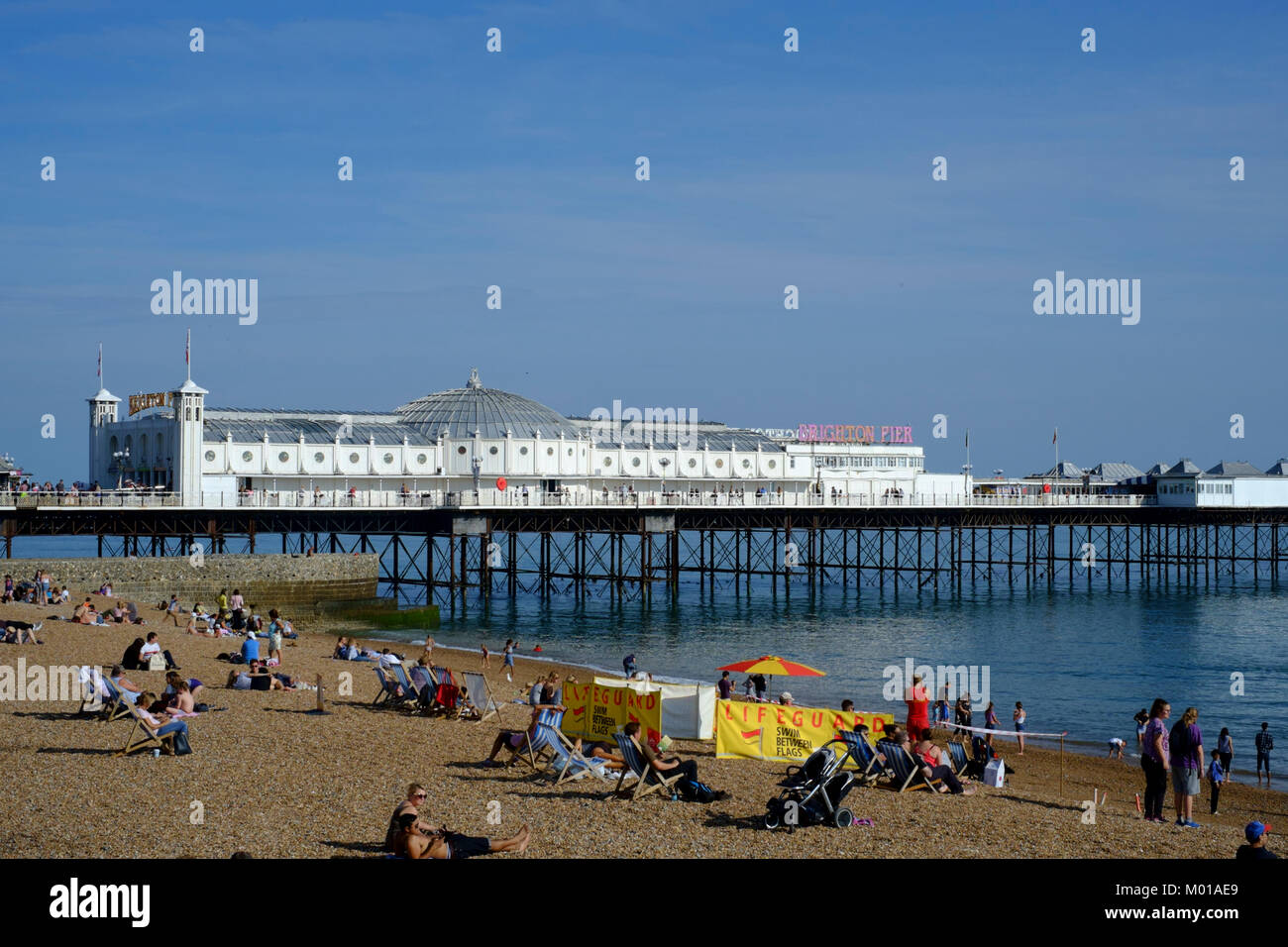 La spiaggia di Brighton durante l'estate Foto Stock