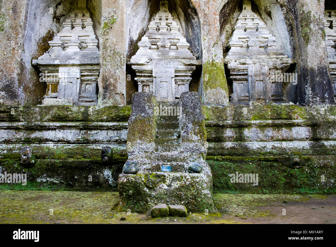 Rock-cut santuari dal gruppo di cinque, Gunung Kawi complesso in Tampaksiring, Bali, Indonesia. Foto Stock