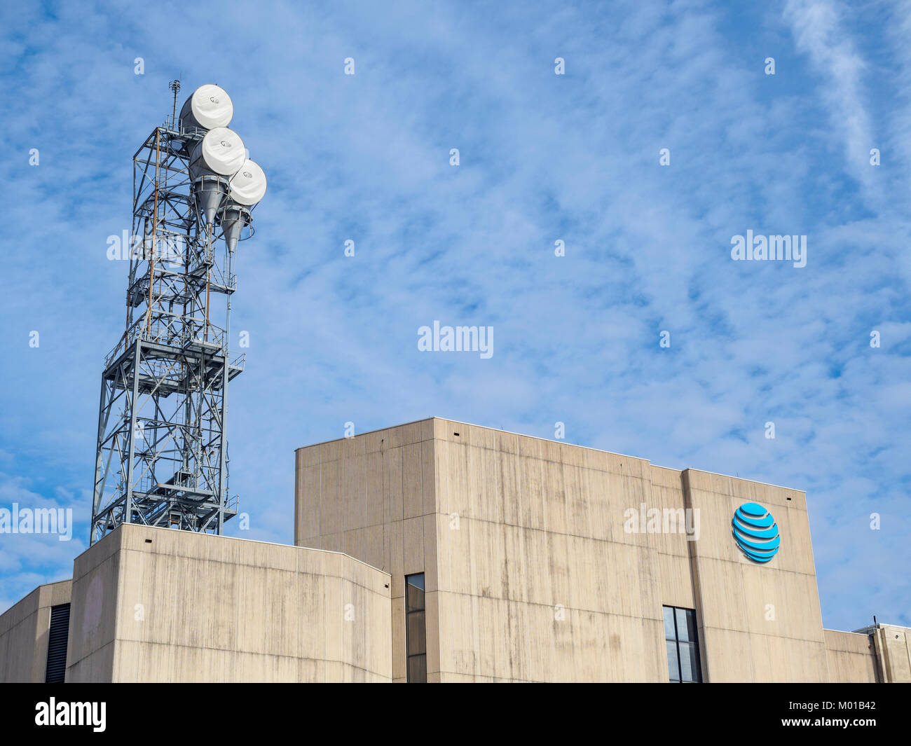 Comunicazioni a microonde o torre di telecomunicazioni seduto sulla cima di un grande edificio in cemento o struttura in Montgomery, Alabama USA. Foto Stock