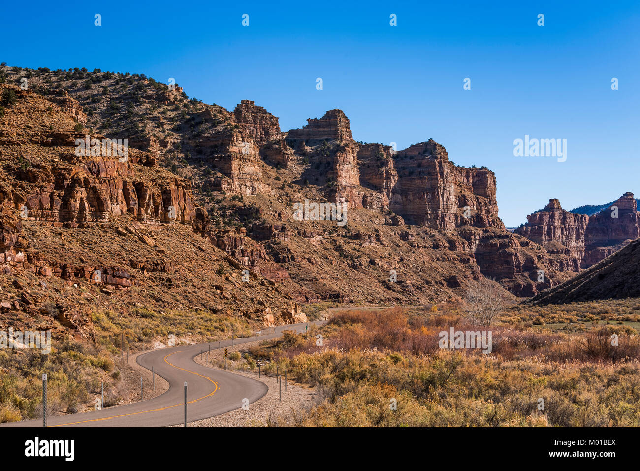 Avvolgimento su strada attraverso la scenic scogliere di arenaria di Nine Mile Canyon, chiamato la più lunga galleria d'arte del mondo, Utah, Stati Uniti d'America Foto Stock