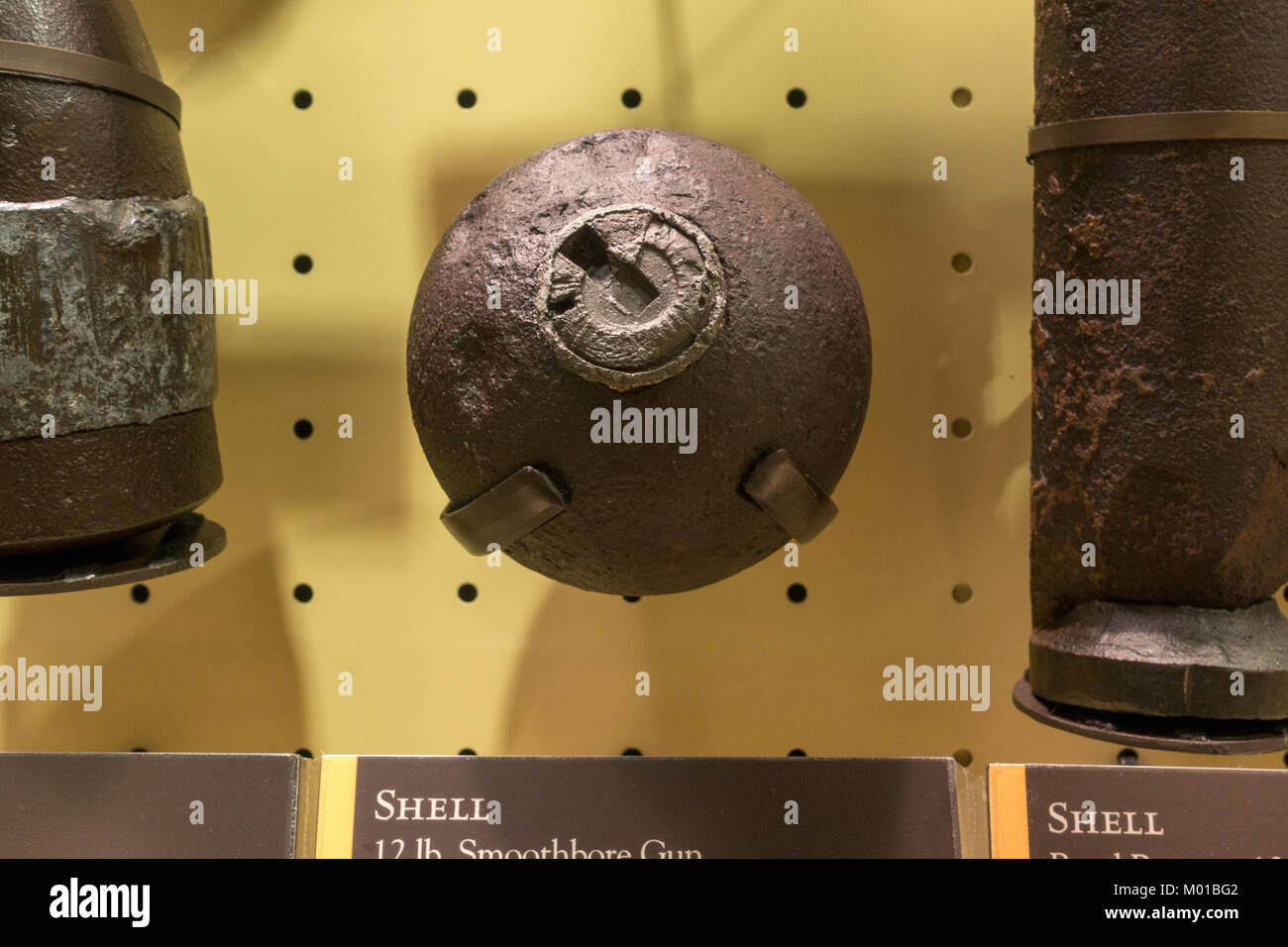 12lb smoothbore gun shell sul display nel Museo di Gettysburg e Visitor Center, Gettysburg, Pennsylvania, Stati Uniti. Foto Stock