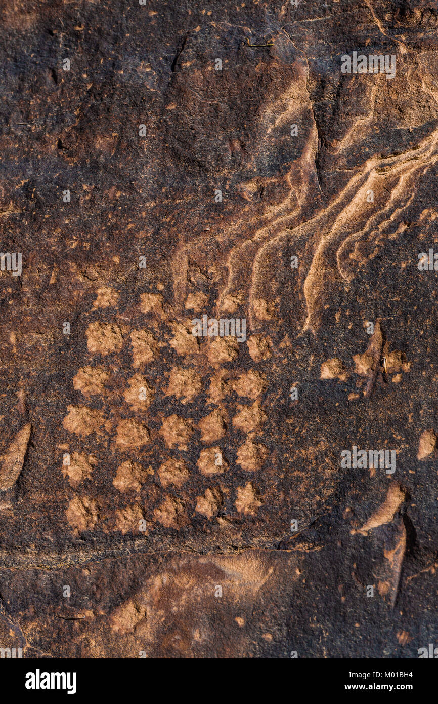 Petroglyph di un astratto simbolico della griglia di punti di forse inconoscibile significato creato da una cultura antica di Nine Mile Canyon dello Utah, Stati Uniti d'America Foto Stock