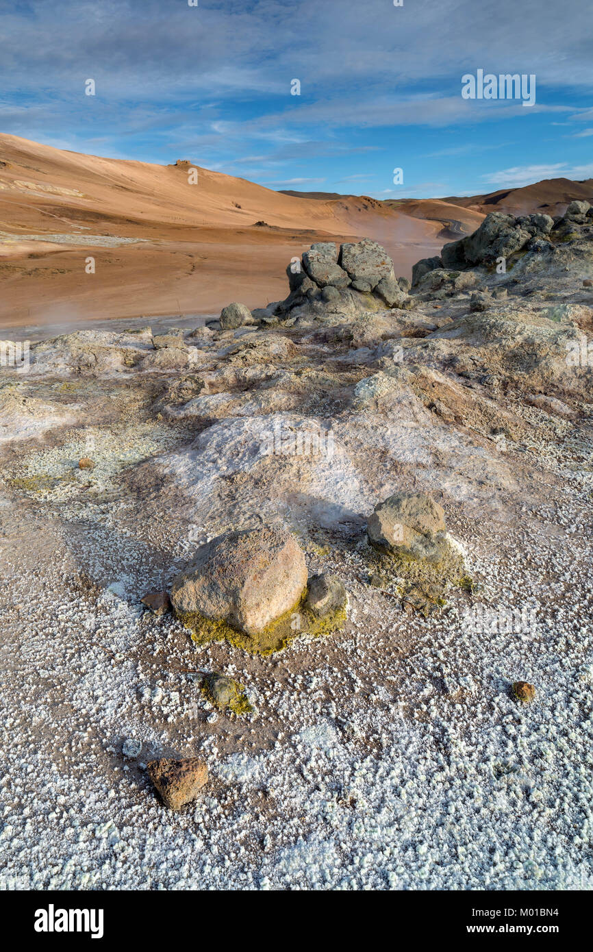 Dettaglio del paesaggio geotermica e mudpot bollente di Hverarond in Islanda. Foto Stock