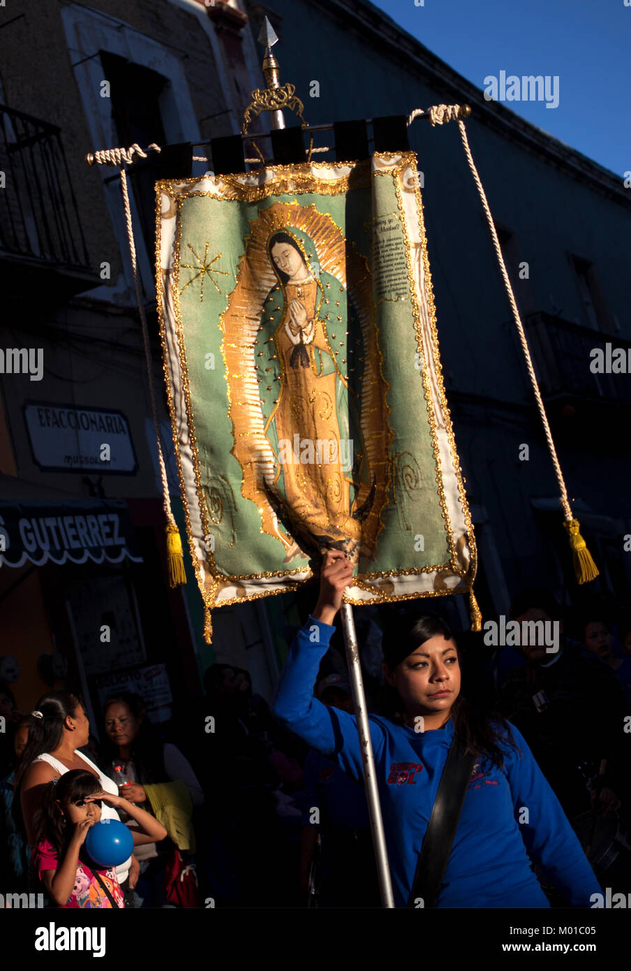 Una giovane donna detiene un banner di Nostra Signora di Guadalupe a Guanajuato, Messico Foto Stock