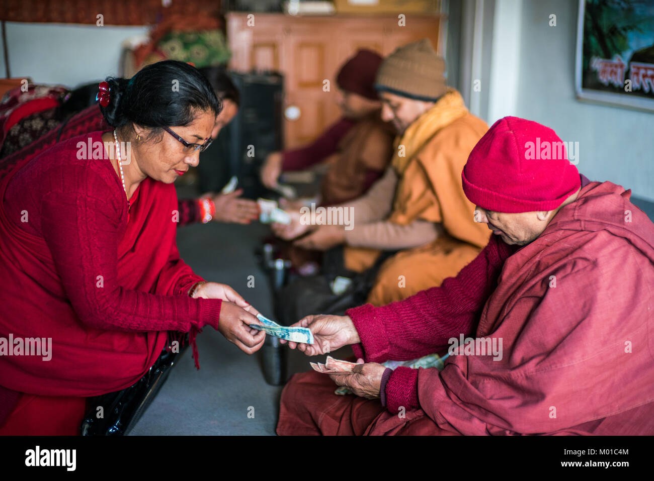 La gente locale di pagare una somma di denaro per i monaci, Panauti, Nepal, Asia. Foto Stock