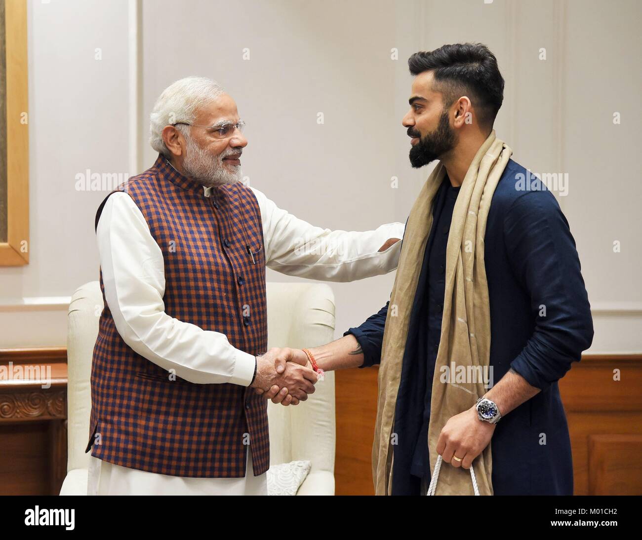 Primo Ministro indiano Narendra Modi, sinistra, saluta il capitano della squadra Indiana di Cricket, Virat Kohli Dicembre 20, 2017 a New Delhi, India. Foto Stock