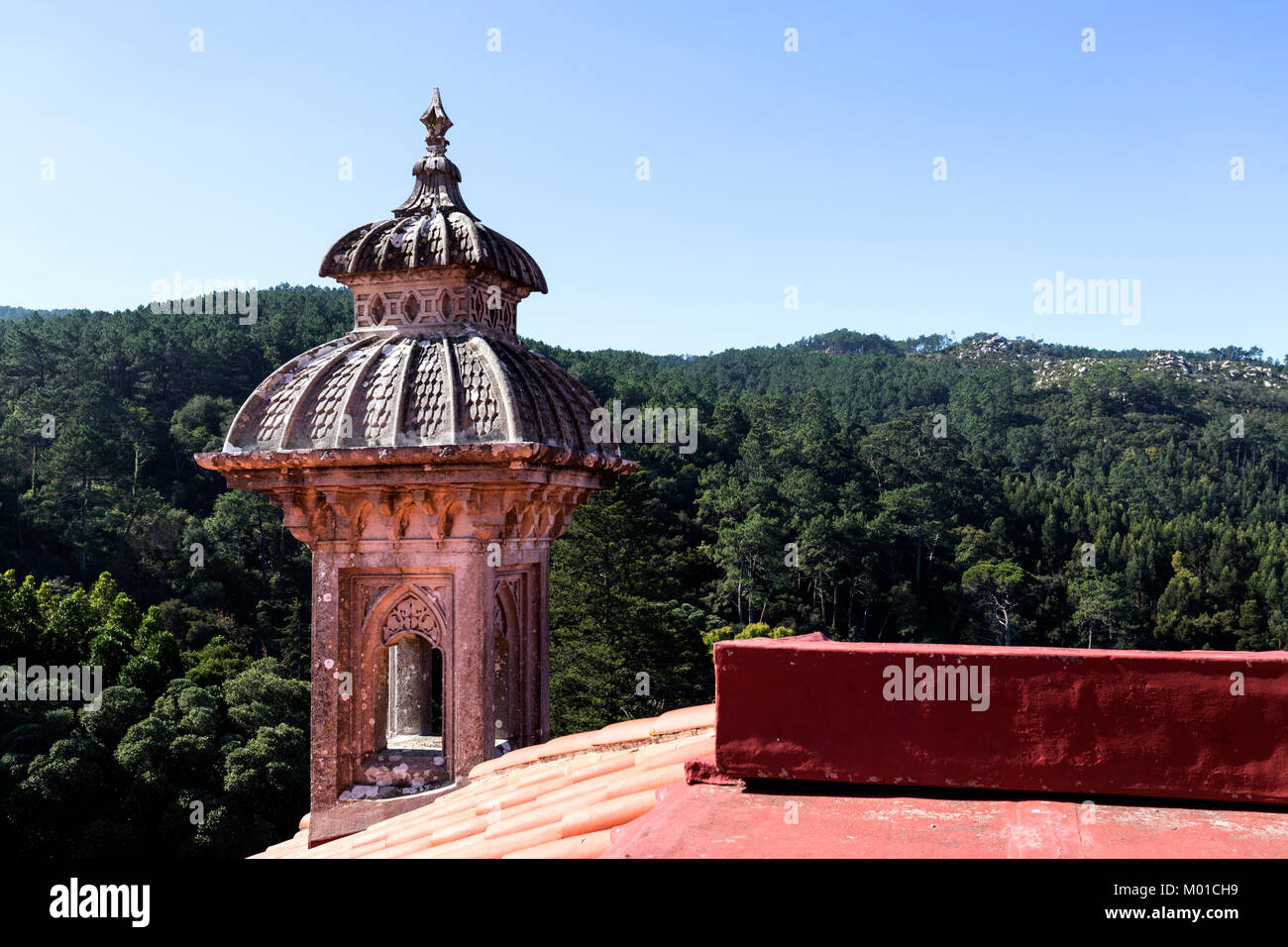 Vista il minareto come la torre e la gamma della montagna visto dalla parte superiore della cupola centrale di Monserrate nel Palazzo di Sintra, Portogallo Foto Stock