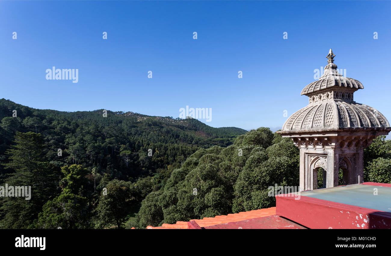 Vista il minareto come la torre e la gamma della montagna visto dalla parte superiore della cupola centrale di Monserrate nel Palazzo di Sintra, Portogallo Foto Stock