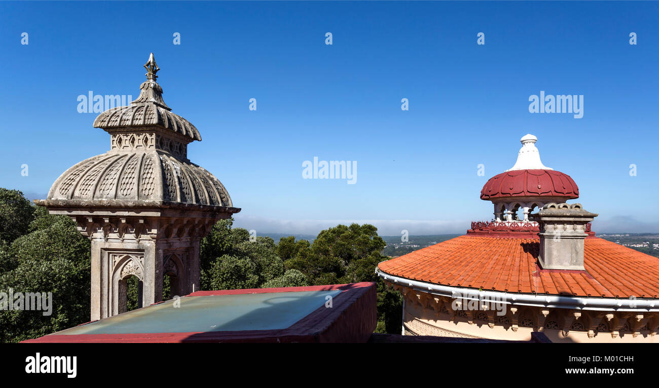 Vista del minareto torre simile anf tetti spioventi di Monserrate nel Palazzo di Sintra, Portogallo Foto Stock