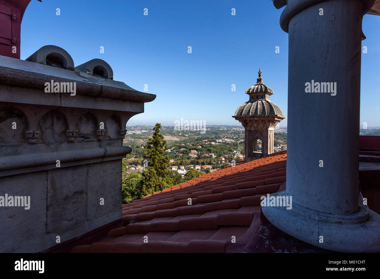 Vista del tetto e la torre di Monserrate nel Palazzo di Sintra, Portogallo Foto Stock