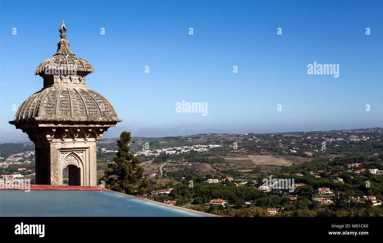 Vista il minareto come la torre e la gamma della montagna visto dalla parte superiore della cupola centrale di Monserrate nel Palazzo di Sintra, Portogallo Foto Stock