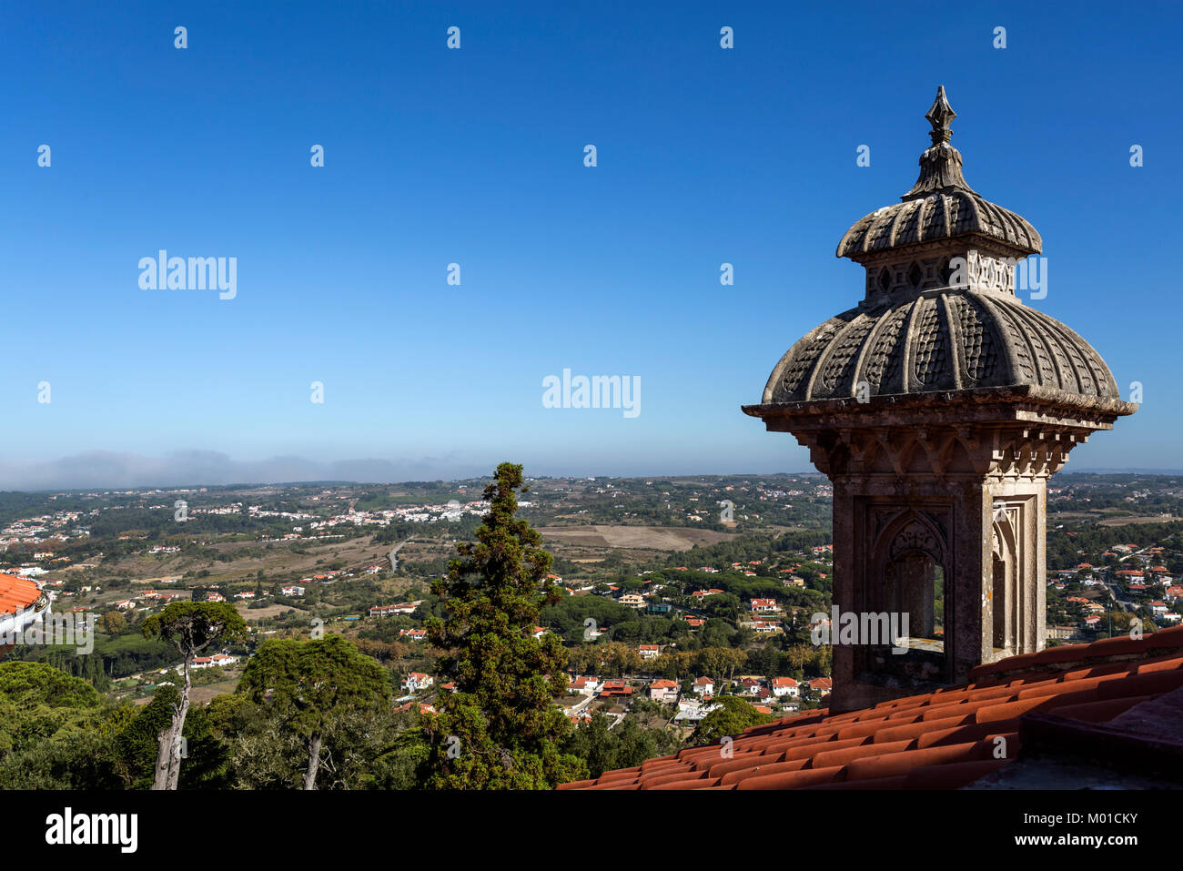 Vista del minareto come torre e villaggi e visto dalla parte superiore della cupola centrale di Monserrate nel Palazzo di Sintra, Portogallo Foto Stock