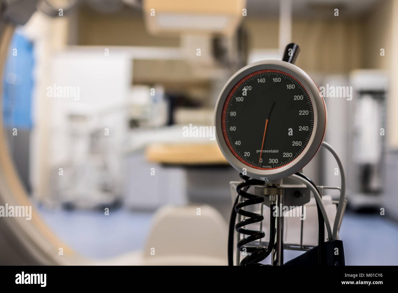 Sfigmomanometro, un dispositivo medicale per la misurazione della pressione del sangue. Foto Stock
