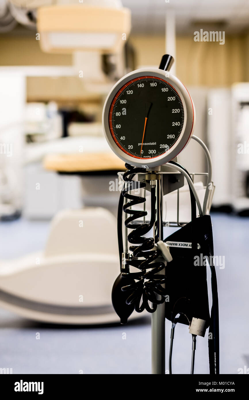 Sfigmomanometro, un medico di uno strumento di misura qualcuno è la pressione sanguigna. Foto Stock