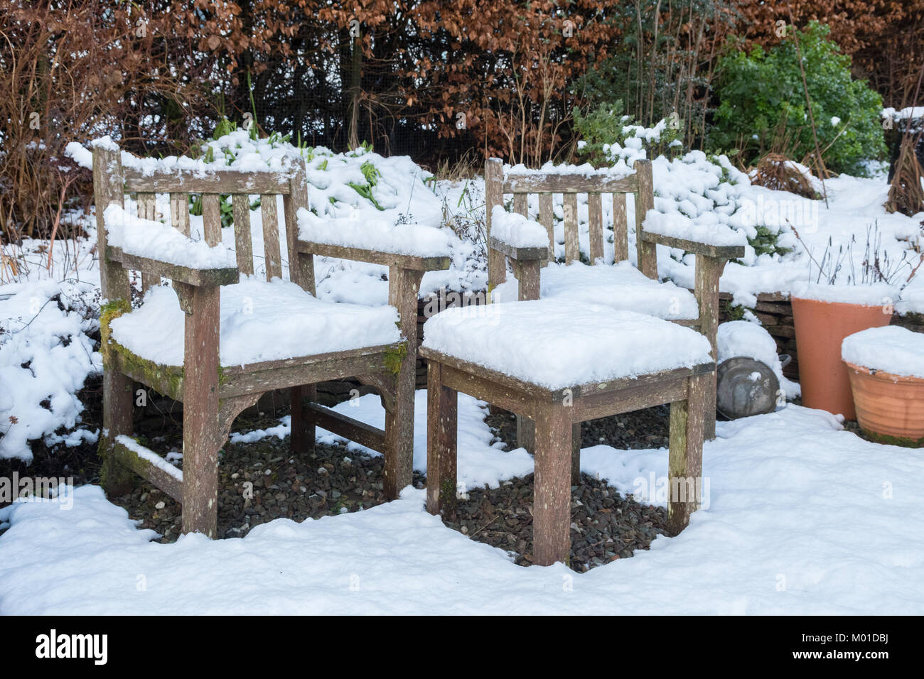 Mobili da giardino in legno ricoperta di neve Foto Stock