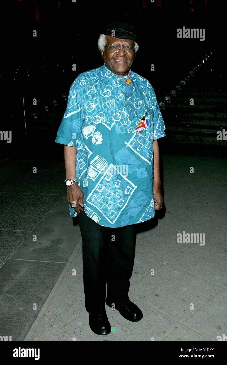 Desmond Tutu Vanity Fair Party per celebrare il 2004 Tribeca Film Festival, presso lo Stato supremo tribunale di New York City. Maggio 4, 2004 RTSpellman / MediaPunch Foto Stock