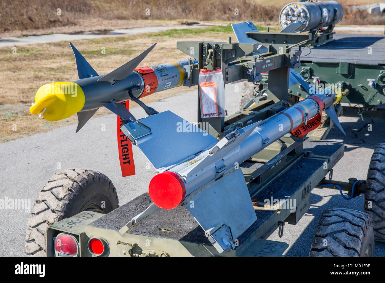 AIM Sidewinder missili sono in scena sul flightline del Marine Corps Air Station New River, N.C., 21 dicembre 2017. Foto Stock
