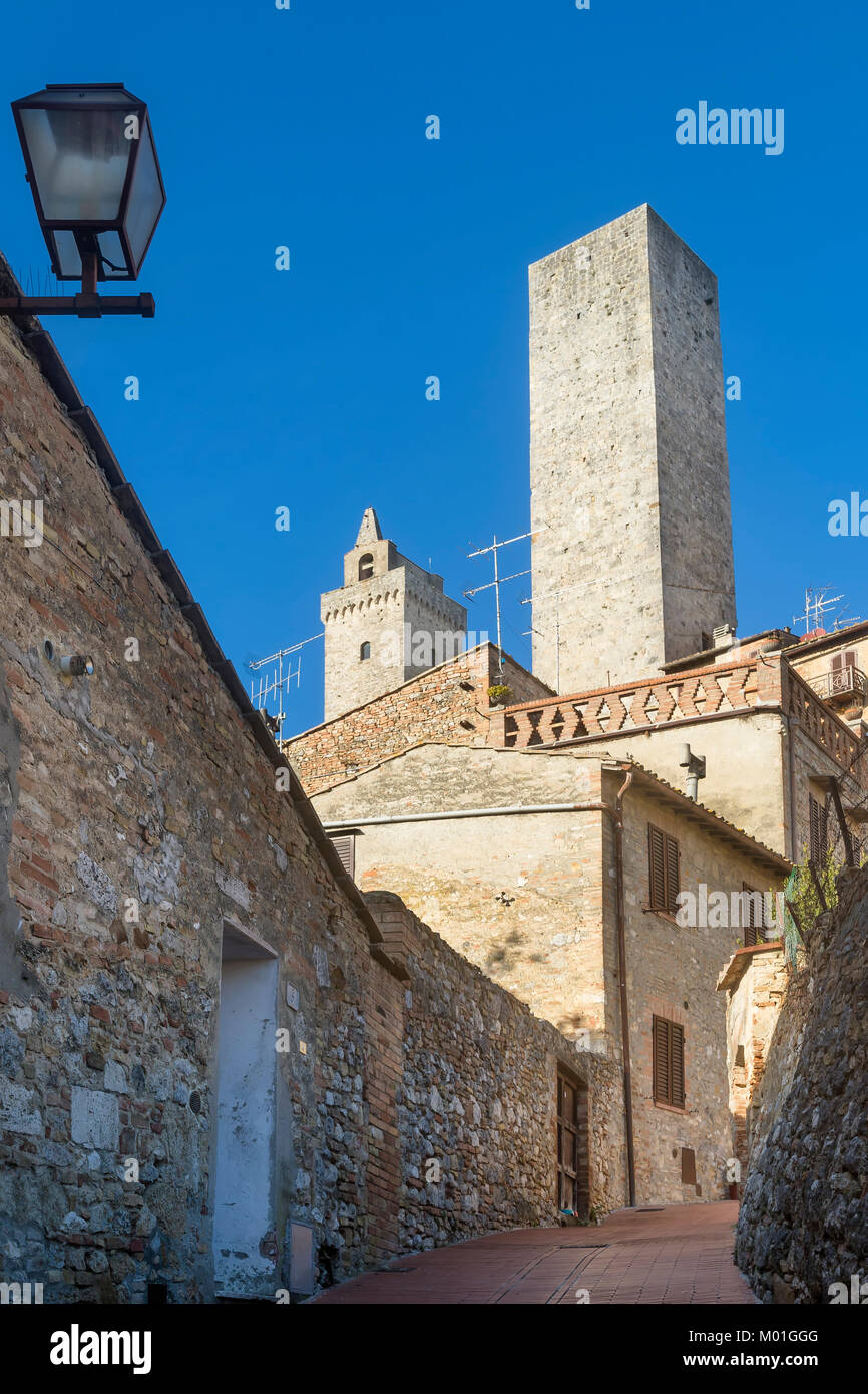 Stretto vicolo del centro storico di San Gimignano, Siena, Toscana, Italia Foto Stock