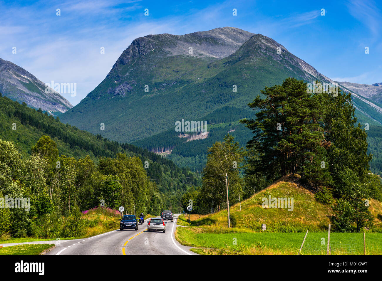 La strada al di fuori del villaggio anticato in montagna, Olden è nel comune di Stryn in Sogn og Fjordane county, Norvegia. Foto Stock