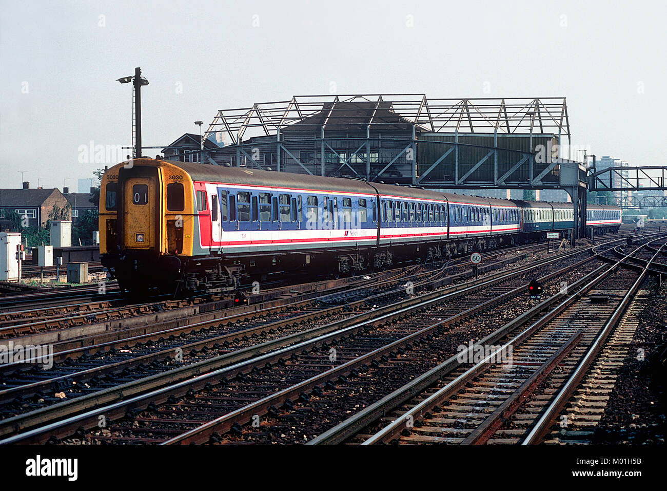 Classe 424 4-VEP 3030 e due della classe 414 2-HAP numeri 4201 e 4322 a Clapham Junction. Il 27 agosto 1993. Foto Stock Classe 424 4-VEP 3030 e due della classe 414 2-HAP numeri 4201 e 4322 a Clapham Junction. Il 27 agosto 1993. Foto Stock
