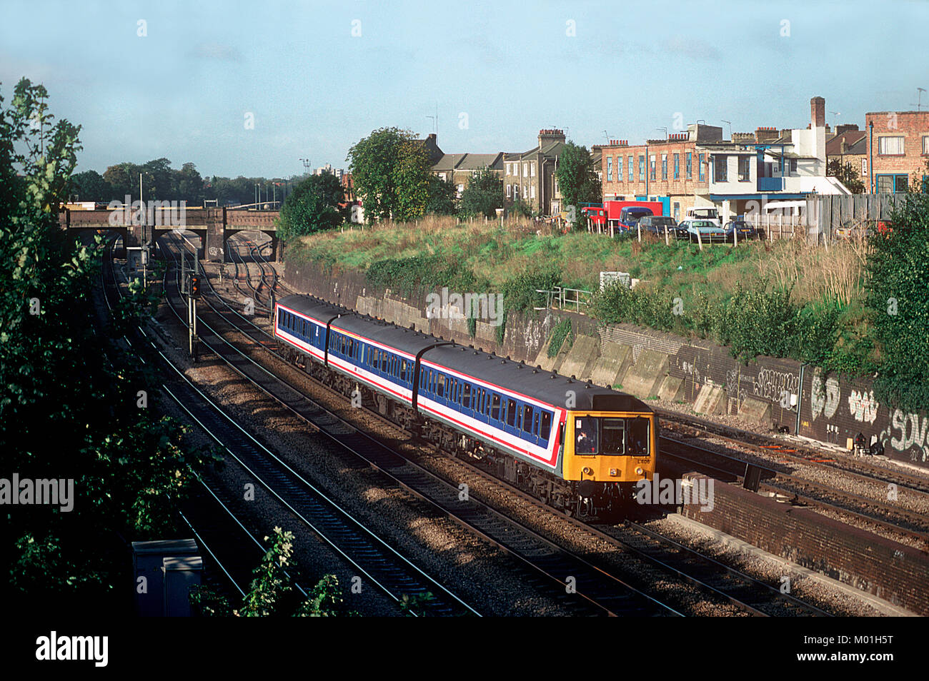Una rete a sud-est di classe 117 DMU numero impostato L406 costruito da acciaio pressato lavorando un servizio fino a Acton. Il 10 ottobre 1992. Foto Stock