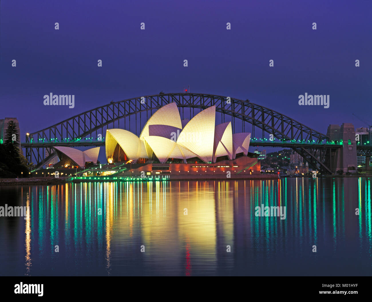 Opera House e Harbour Bridge di notte, Sydney, Nuovo Galles del Sud, Australia Foto Stock