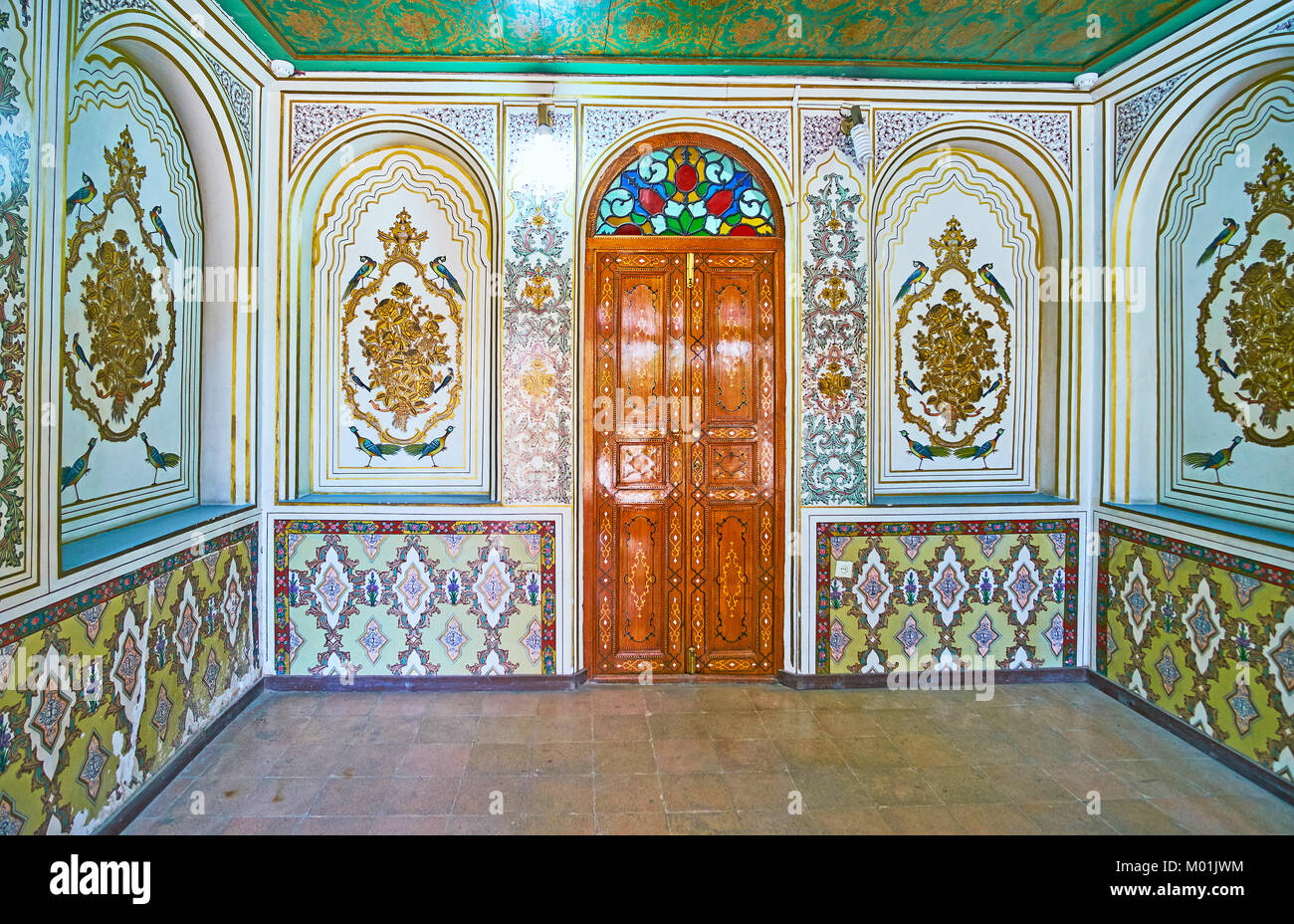 SHIRAZ, IRAN - 12 ottobre 2017: la camera di Qavam (Ghavam) Casa in Naranjestan complesso è decorato con dipinti e disegni floreali, su Octobe Foto Stock