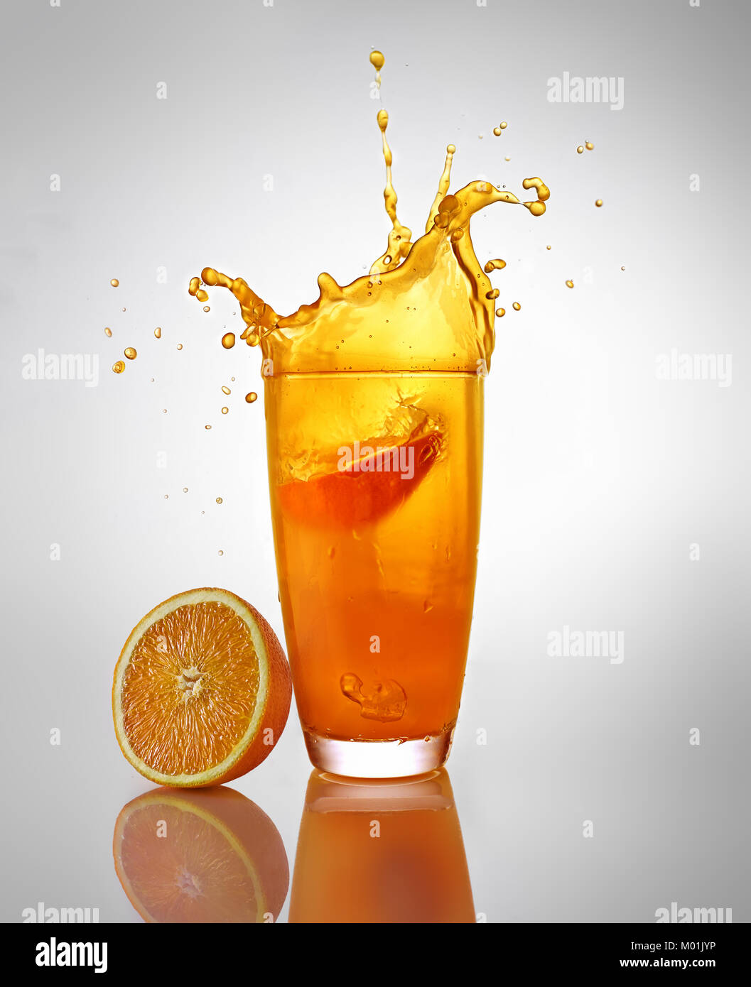 Succo di arancia splash in vetro con taglio arancione Foto Stock
