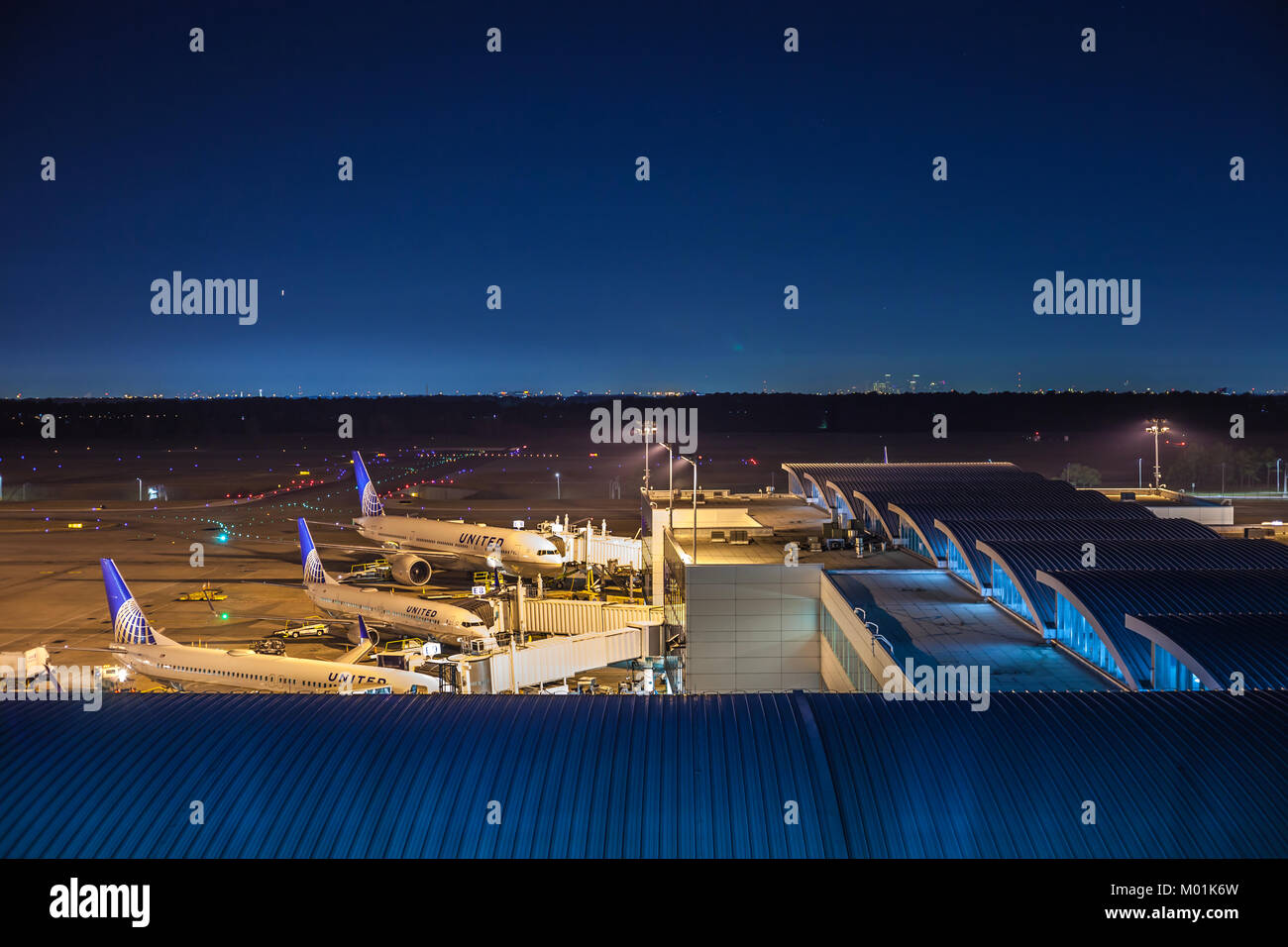 HOUSTON, TX - 14 gennaio 2018 - aeromobili da United Airlines ancorata al terminale e all'Aeroporto Intercontinentale George Bush di notte Foto Stock