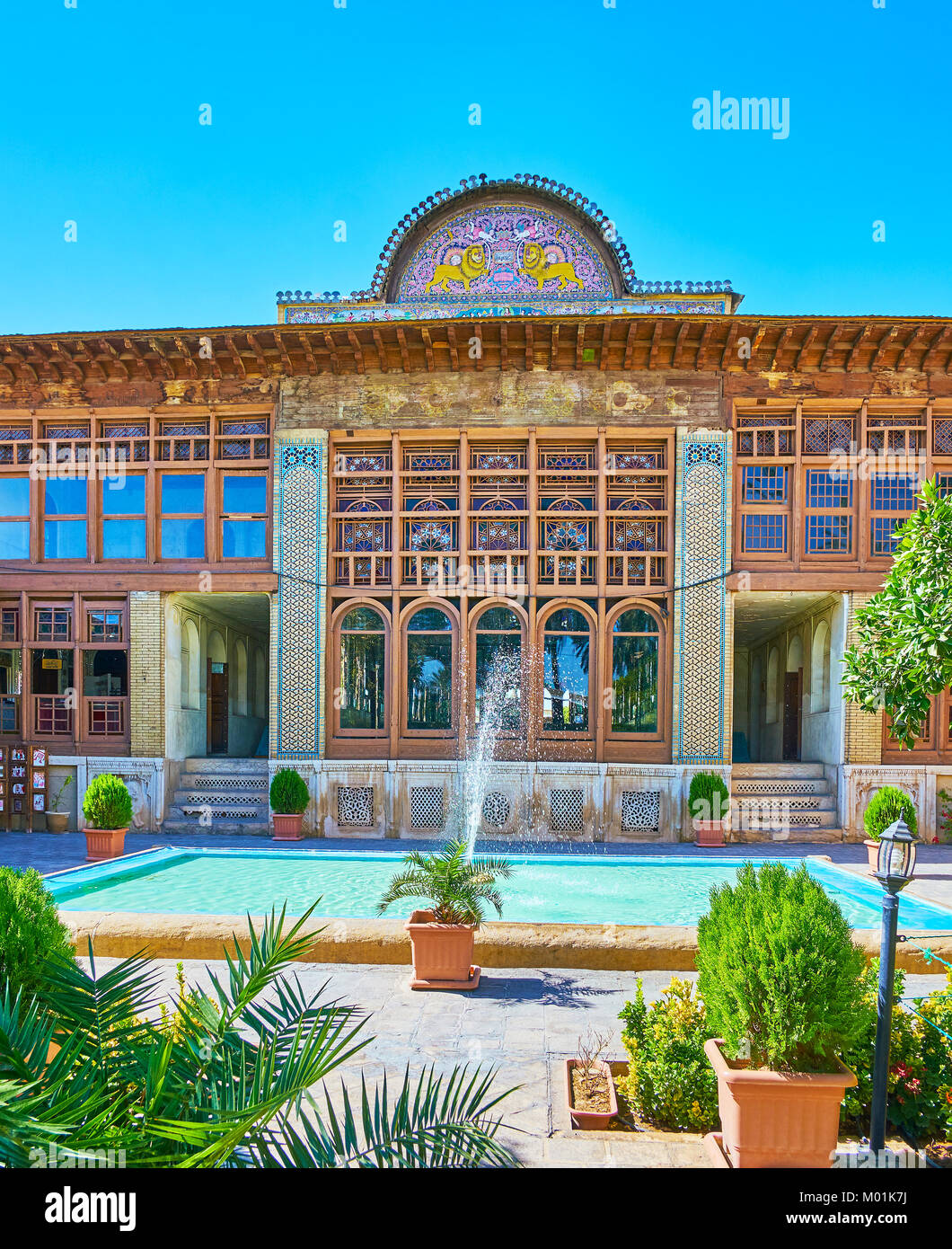 SHIRAZ, IRAN - 12 ottobre 2017: il medievale Zinat Ol-Molk mansion è famosa per la sua straordinaria architettura e bellissimo giardino, il 12 ottobre a Foto Stock