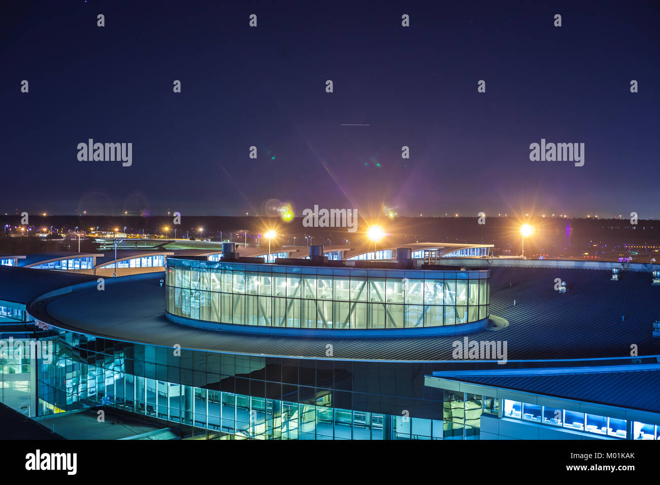 HOUSTON, TX - 14 gennaio 2018 - Vista dell'Aeroporto Intercontinentale George Bush il terminale E di notte con finestre luminose e cielo blu chiaro Foto Stock