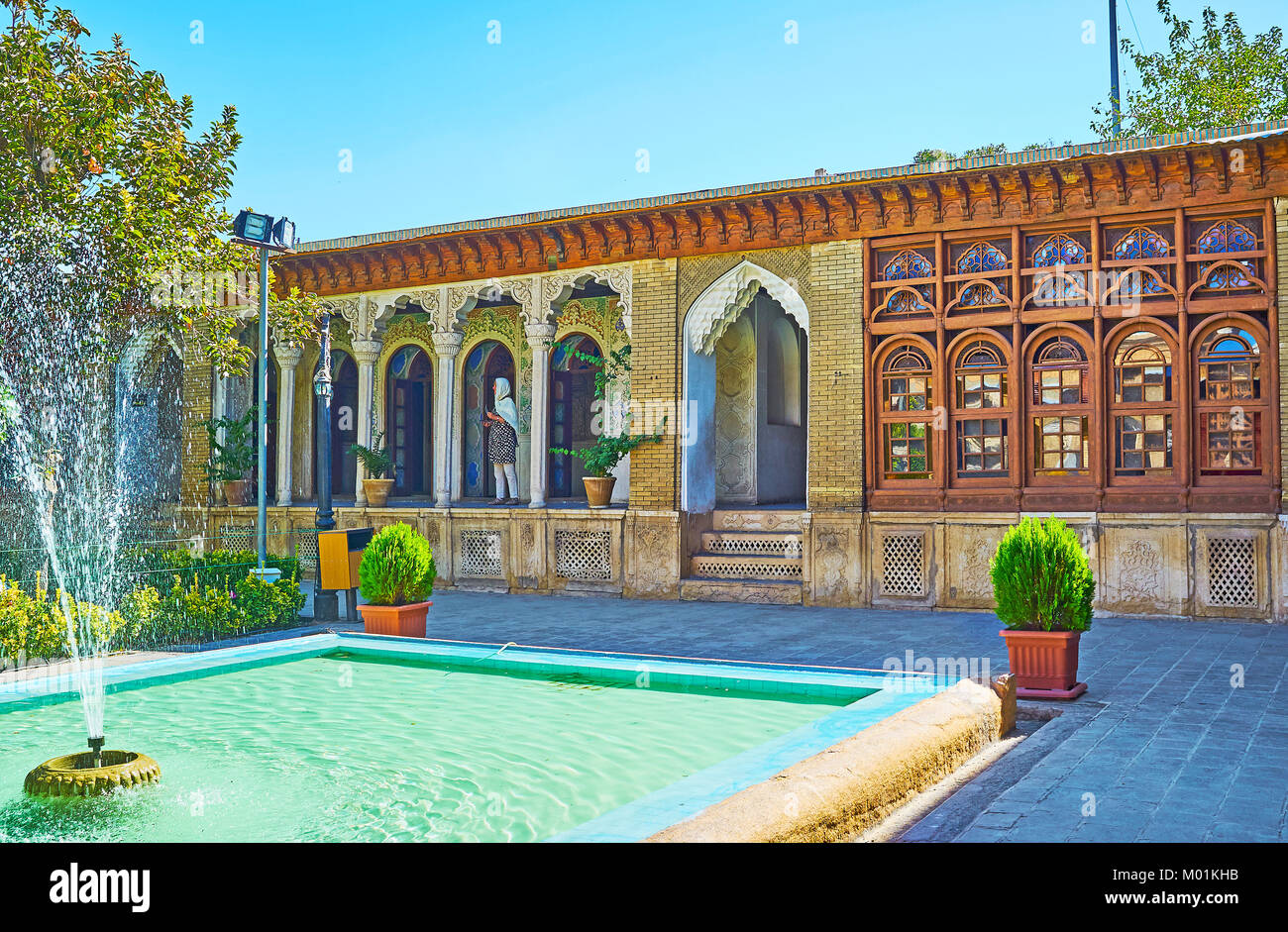 SHIRAZ, IRAN - 12 ottobre 2017: l'architettura medievale della Zinat Ol-Molk mansion con tradizionali decorazioni persiano e giardino con fontane Foto Stock