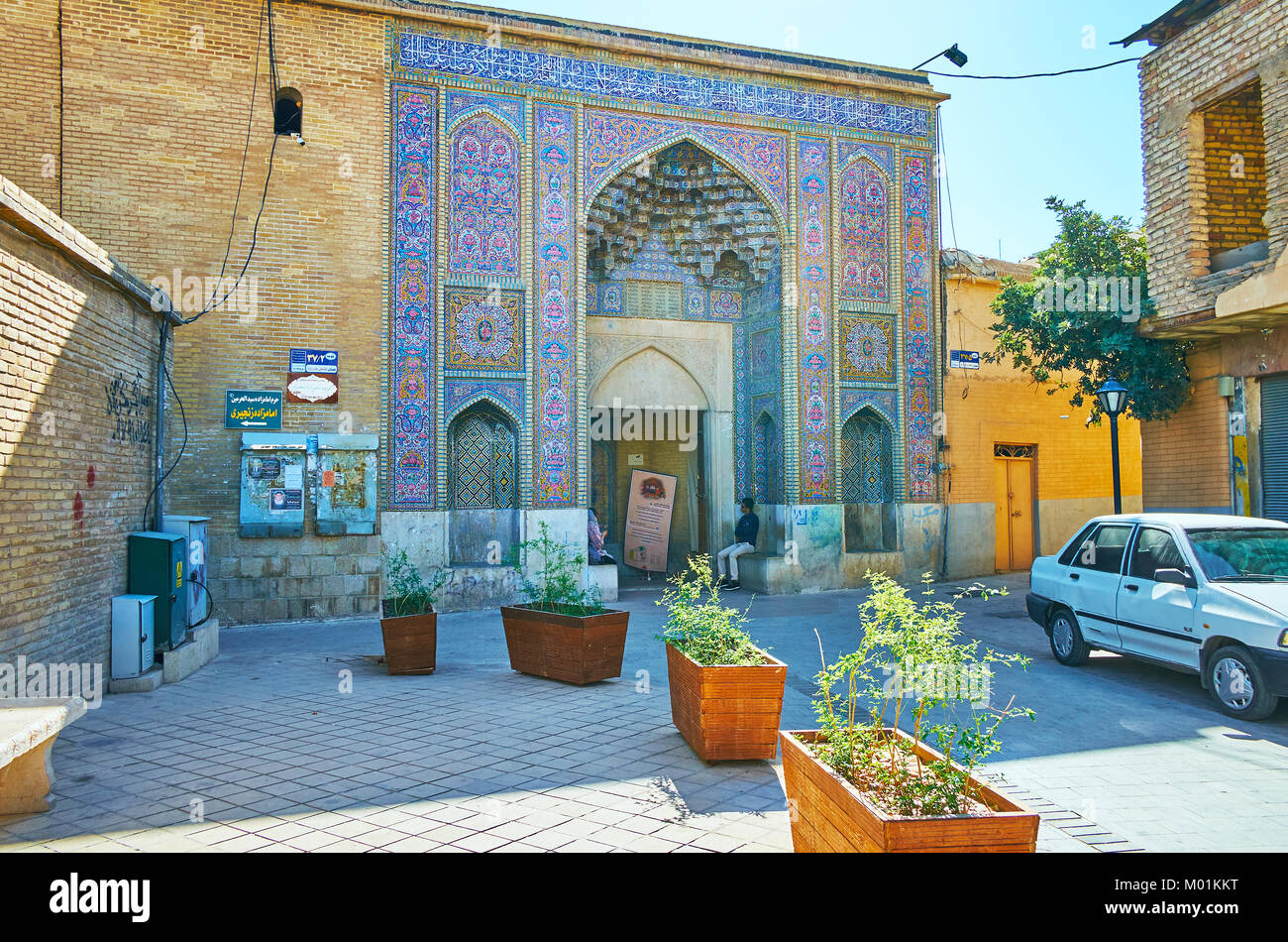 SHIRAZ, IRAN - 12 ottobre 2017: la stretta strada conduce alla facciata scenictiled - l'ingresso al famoso Nasir Ol-Molk moschea, il 12 ottobre ho Foto Stock