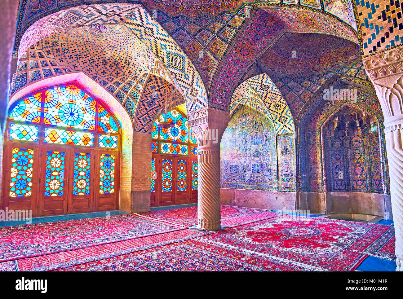 SHIRAZ, IRAN - 12 ottobre 2017: la moschea rosa (Nasir Ol-Molk) è un luogo unico in città, la sua architettura e la sua arte di interior design stupire il alle Foto Stock