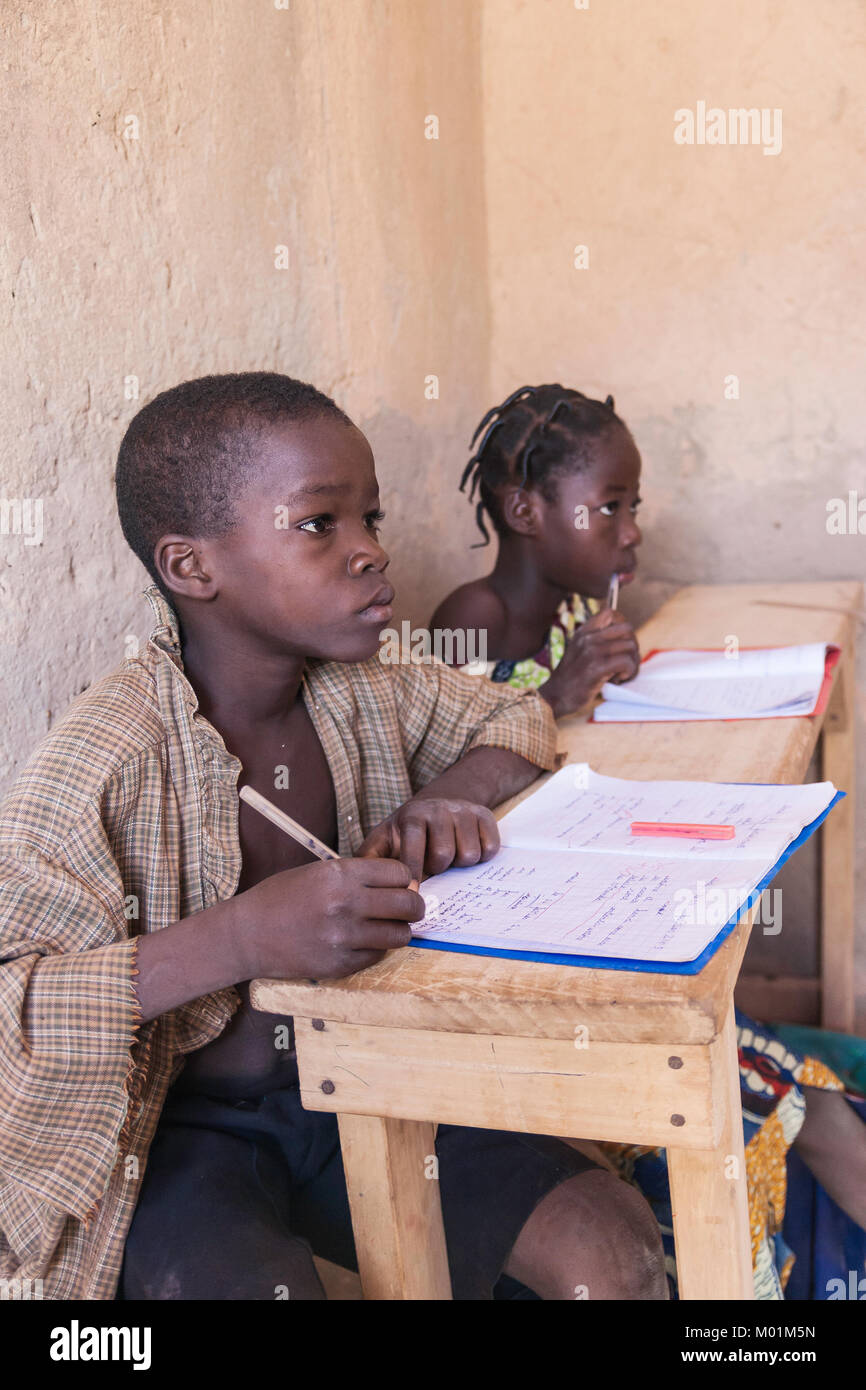 Due paesi africani schoolkids incentrato sulla lezione in classe, Ouagadougou, Burkina Faso. Foto Stock