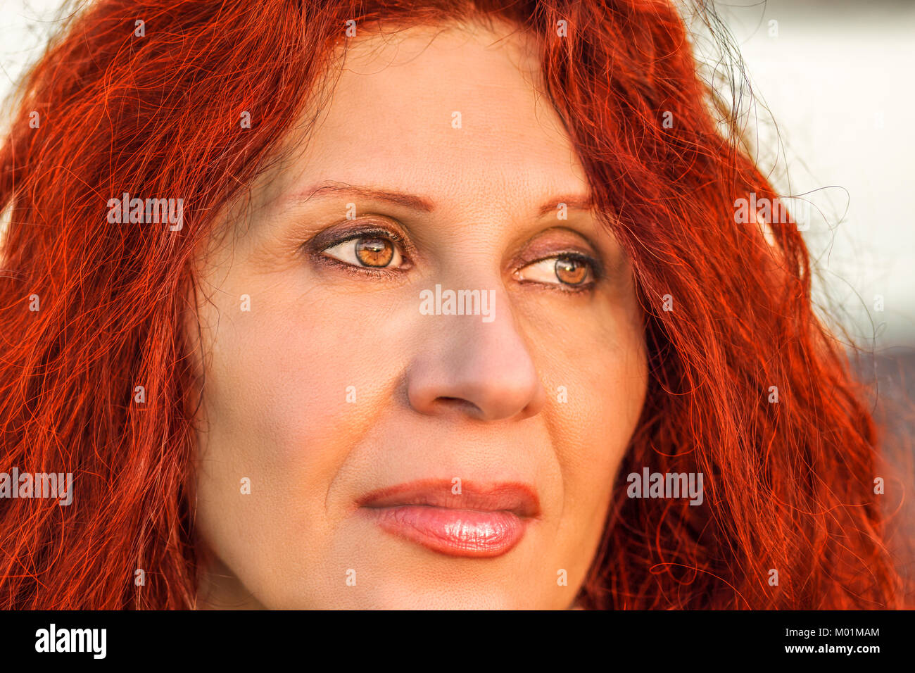 Primo piano della donna in menopausa con rame rosso sorridente capelli Foto  stock - Alamy